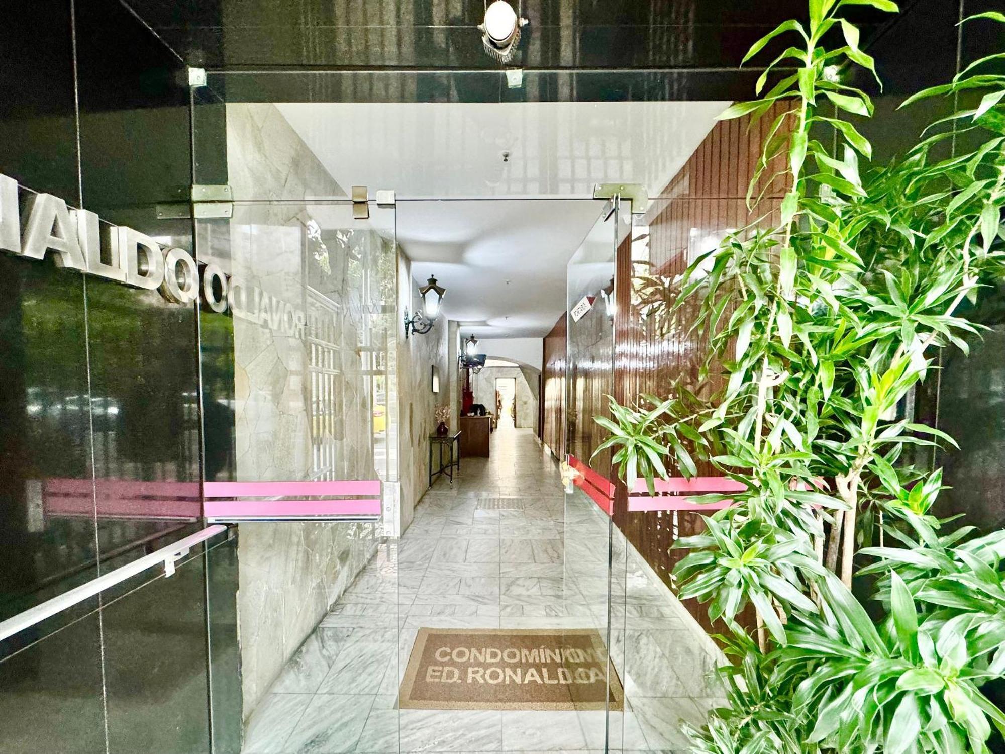 Sofisticacao Na Praca Badalada Do Leblon Apartamento